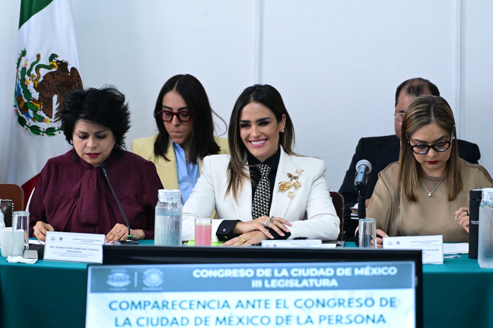 Pero tres Doritos después, o sea el 29 de abril, la narrativa cambió: desde ese día está Morena contra la pared, luego de que la Corte del Sur de Nueva York solicitó la detención con fines de extradición del gobernador morenista de Sinaloa, Rubén Rocha Moya; del senador Enrique Inzunza y otros ocho funcionarios y exfuncionarios. FOTO: Especial