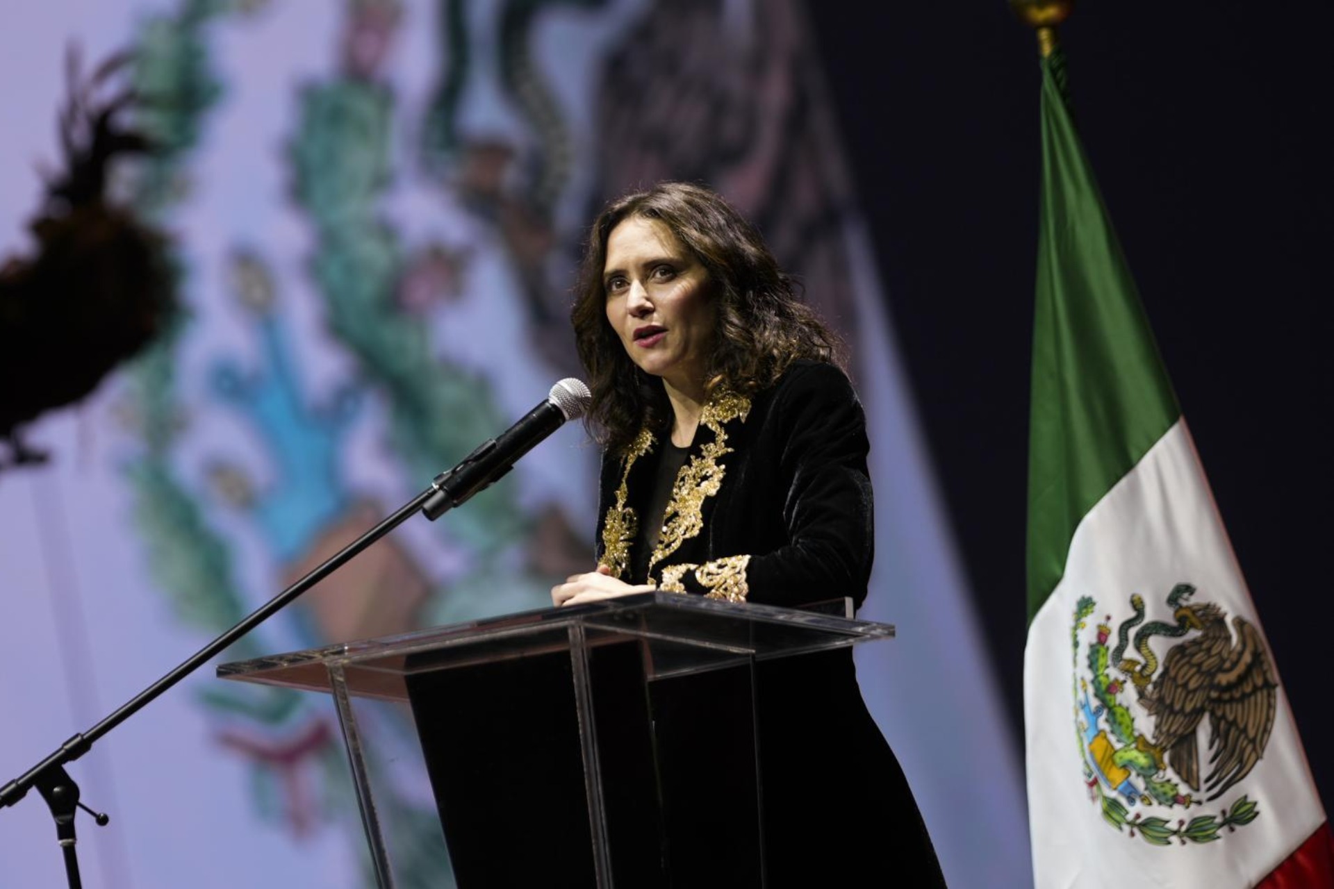 Es insólito, señala, que Sheinbaum “amenace a una representante política de otro país porque no esté de acuerdo con sus ideas, y no actúe con el respeto con el que ella es recibida en España. La deriva totalitaria y violenta de México conduce al país a graves episodios antidemocráticos como el que se vive hoy.” FOTO: Especial